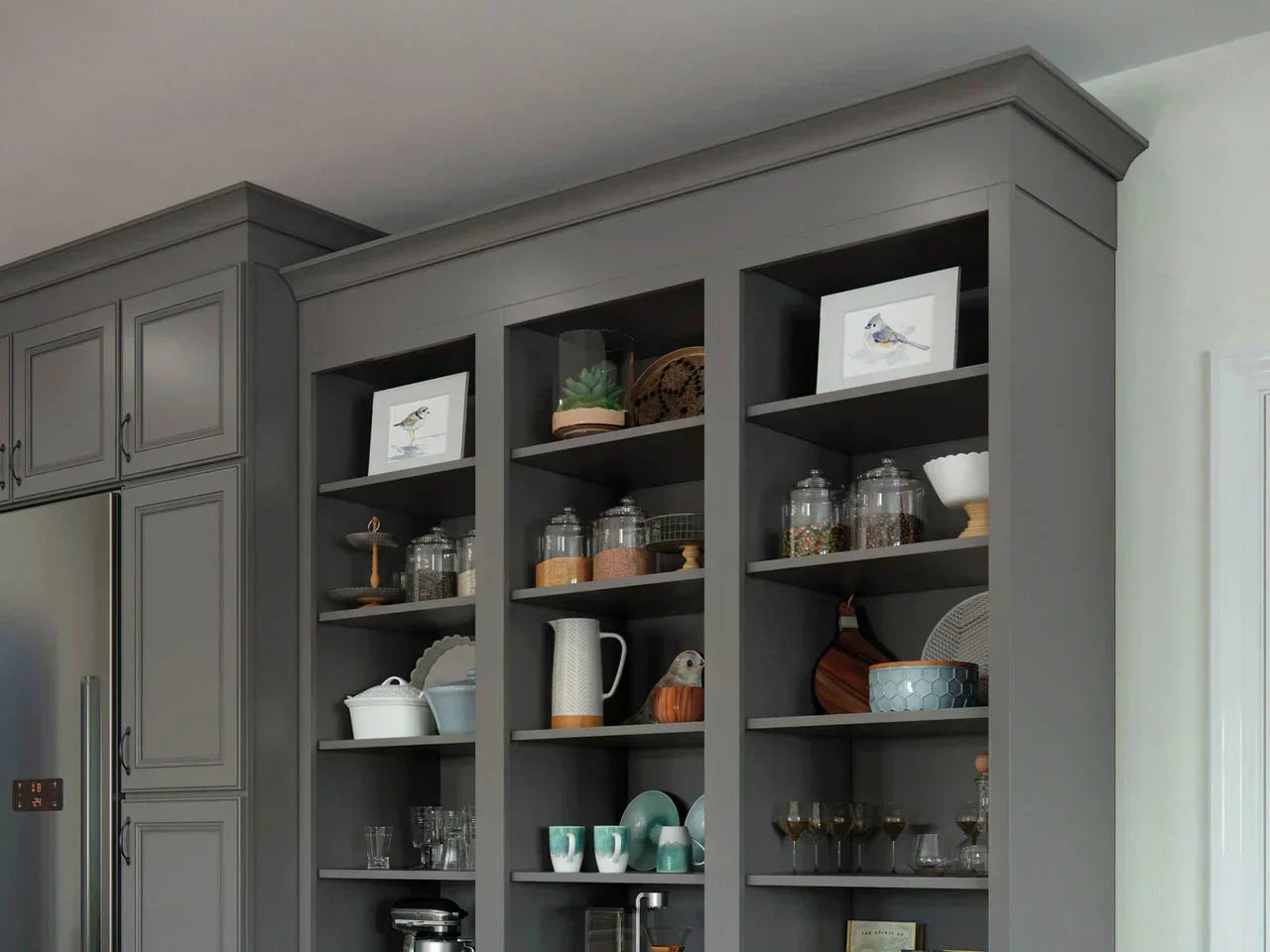 Open shelving & styling kitchen décor tip.