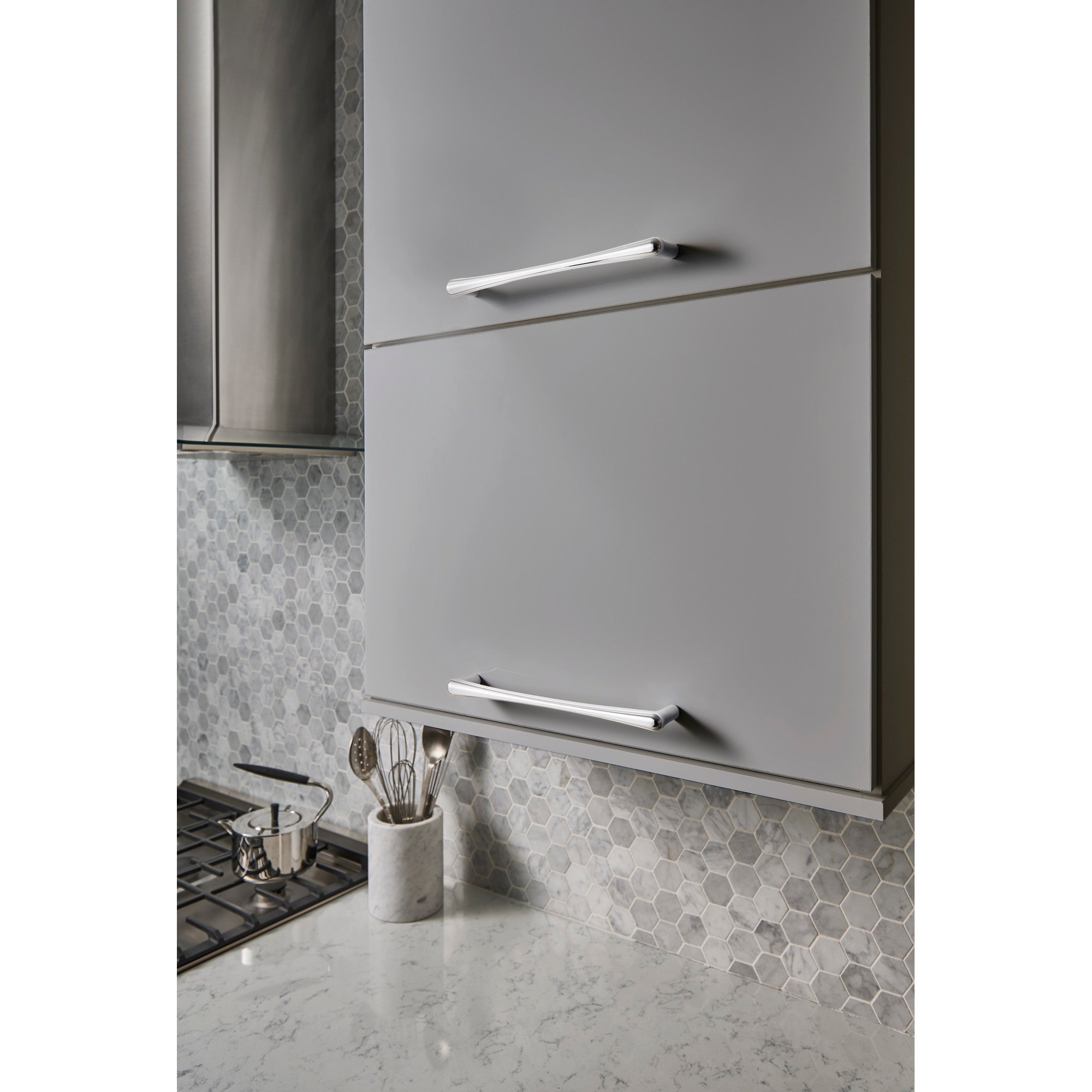 Worldwide Flooring Design Center Brookline Pull 3 3/4 Inch (c-c) Brushed Satin Nickel Brookline Pull 3 3/4 Inch (c-c) Brushed Satin Nickel Top Knobs Decorative Hardware